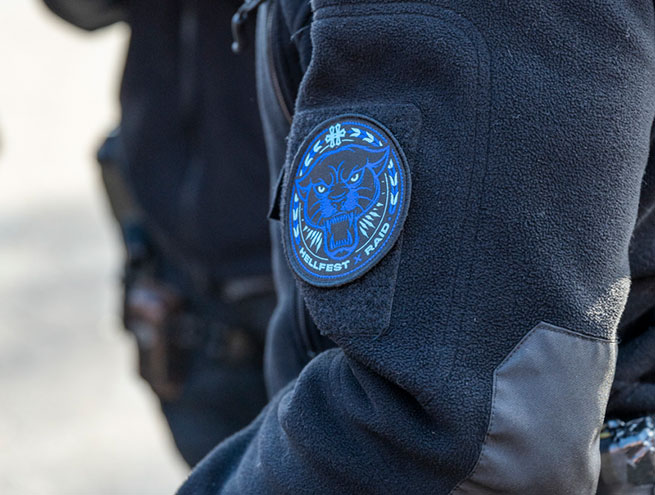Bras d'un policier du RAID avec logo