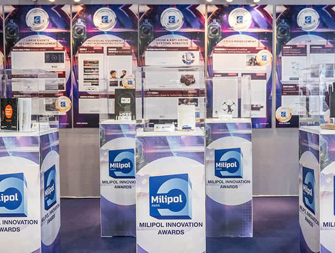 Deux hommes consultant les produits finalistes pendant l'exposition Milipol Innovation Awards