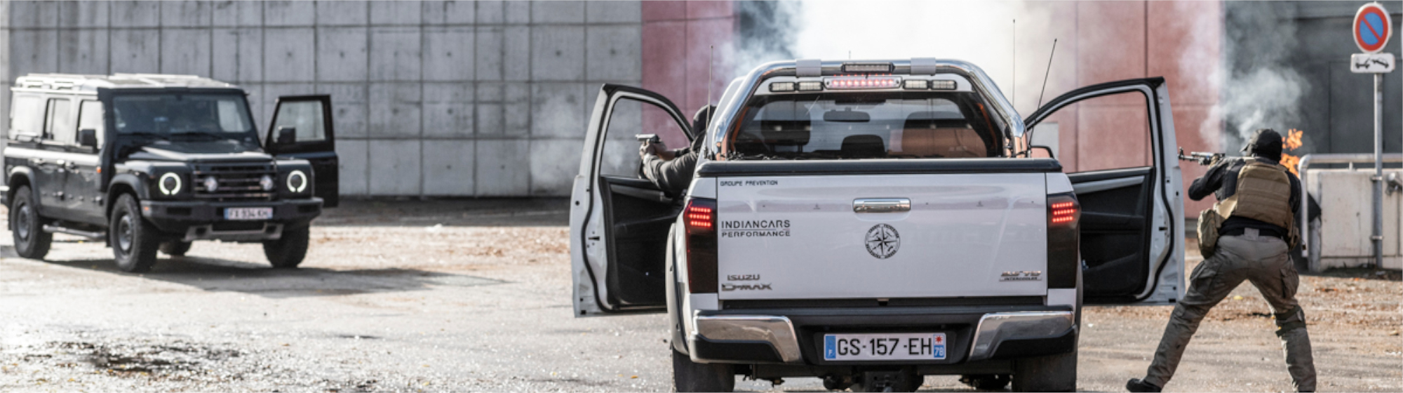 Démonstration d’intervention des forces spéciales lors du salon Milipol Paris, avec des agents armés tirant depuis un pick-up blanc, en situation simulée
