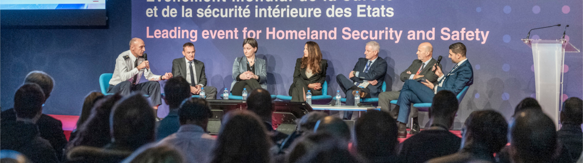 Table ronde d’experts en sécurité intérieure lors du salon Milipol Paris 2023, devant un public de professionnels.