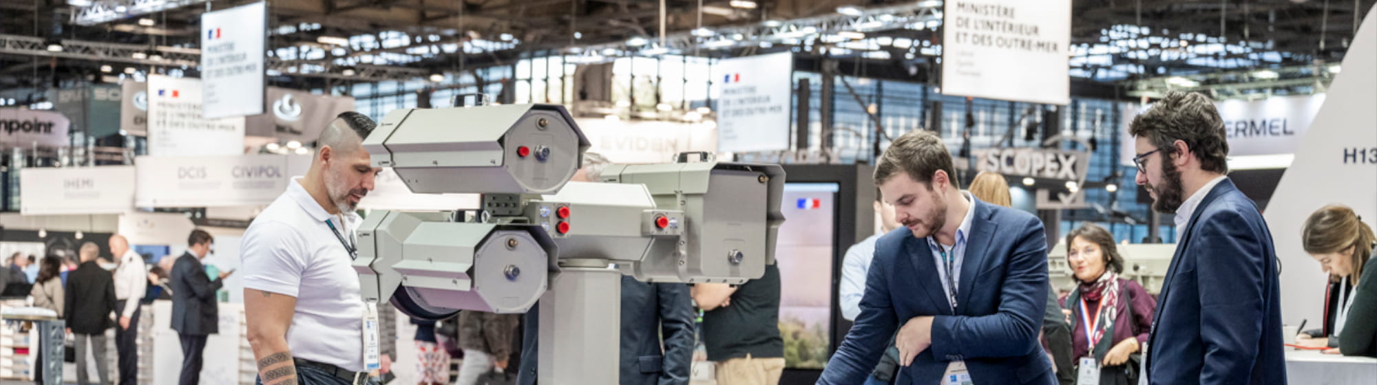 Vue d'un produit exposé sur Milipol Paris avec les stands du Ministère de l'Intérieur français et de la DCIS en fond