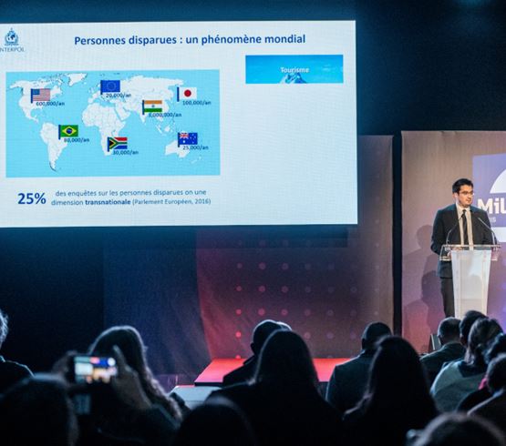 Conférence Milipol Paris sur les personnes disparues avec un intervenant d'Interpol présentant des statistiques mondiales, y compris des chiffres par pays sur la disparition des personnes.