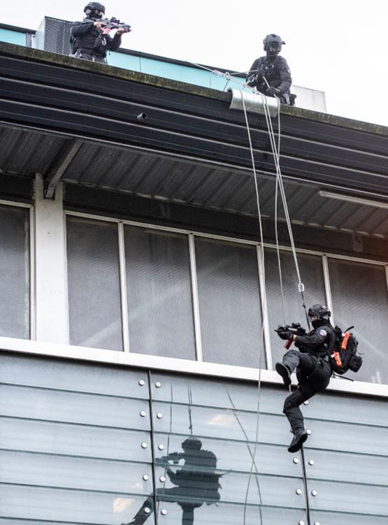 Démonstrations des forces spéciales avec descente en rappel depuis le toit de Milipol Paris par 3 militaire armés