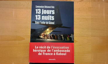 View of Mohamed BIDA's book "13 jours 13 nuits dans l'enfer de Kaboul" on a table