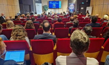 Vue de l'estrade et de l'audience dans la salle du Jeudi de la Sécurité 29 à l'Espace Hamelin