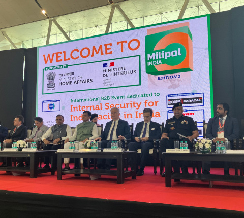 8 hommes dont plusieurs en uniforme assis en salle de conférences lors de l'événement Milipol India