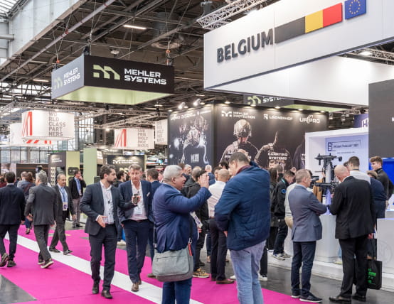 Visiteurs devant des stands internationaux à Milipol Paris