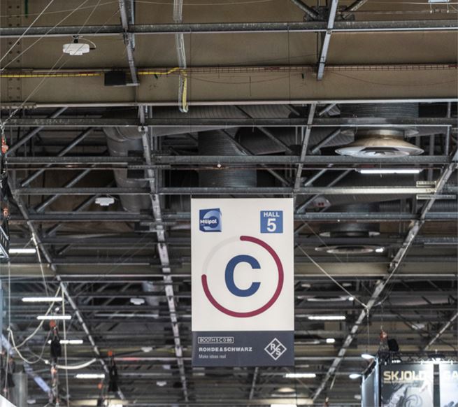 Signalétique avec le logo d’un exposant sur une lettre d’allée lors de l’événement Milipol Paris.
