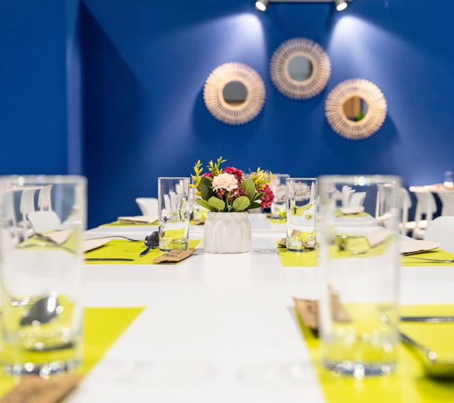 Table de restaurant réservée pour les délégations officielles lors du salon Milipol Paris.