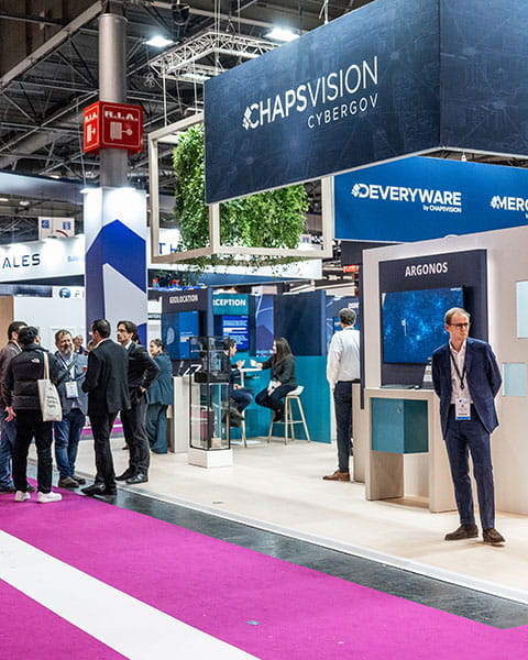 Un exposant attend sur le stand Chapsvision