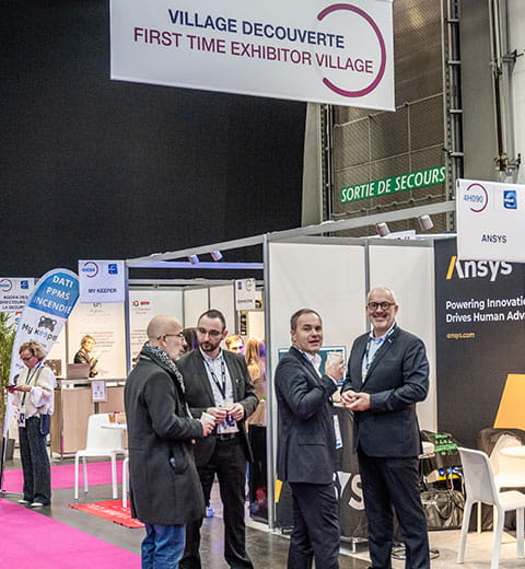 Des exposants du stand Ansys posent devant leur stand au sein du Village découverte