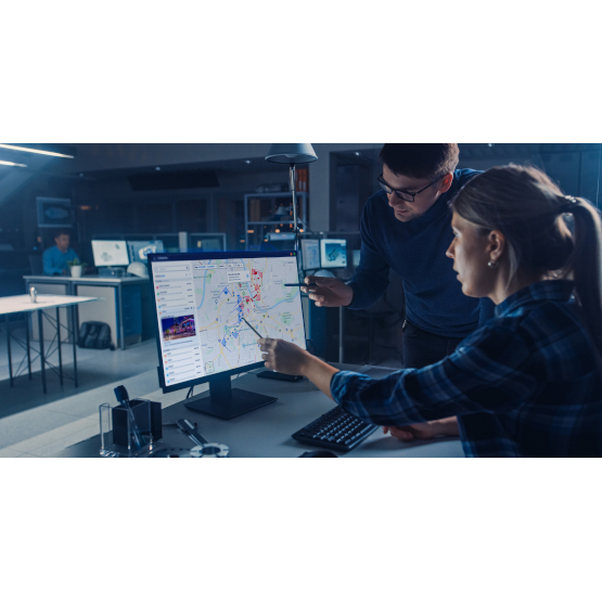 Aperçy du logiciel de Cellebrite avec deux personnes devant un écran d'ordinateur