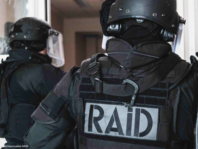 Bras d'un policier du RAID avec logo