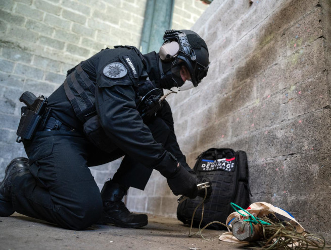 3 policiers se font prendre en photo