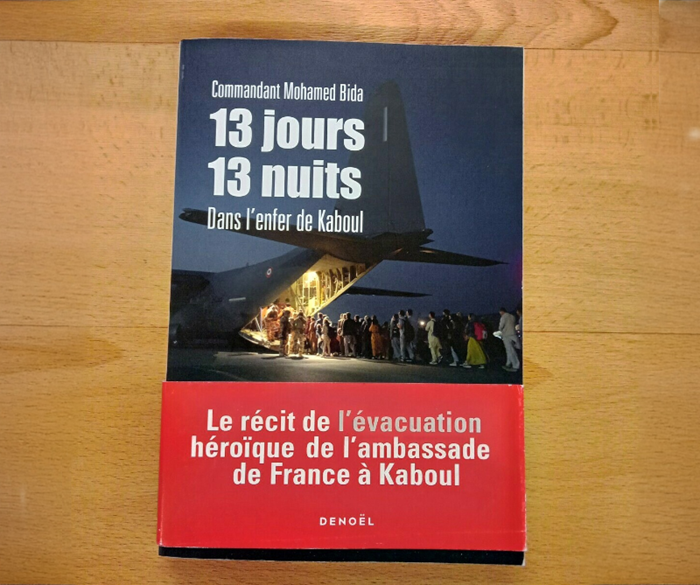 Couverture du livre 13 jours 13 nuits – Dans l’enfer de Kaboul du Commandant Mohamed Bida, avec une photo d’évacuation de civils montant à bord d’un avion militaire, symbolisant l’exfiltration de l’ambassade de France.