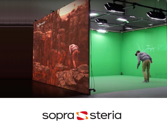 Espace de démonstration d'une scène de crime avec investigation forensique en réalité virtuelle avec un fond vert et projection d’un environnement rocheux sur un écran géant.